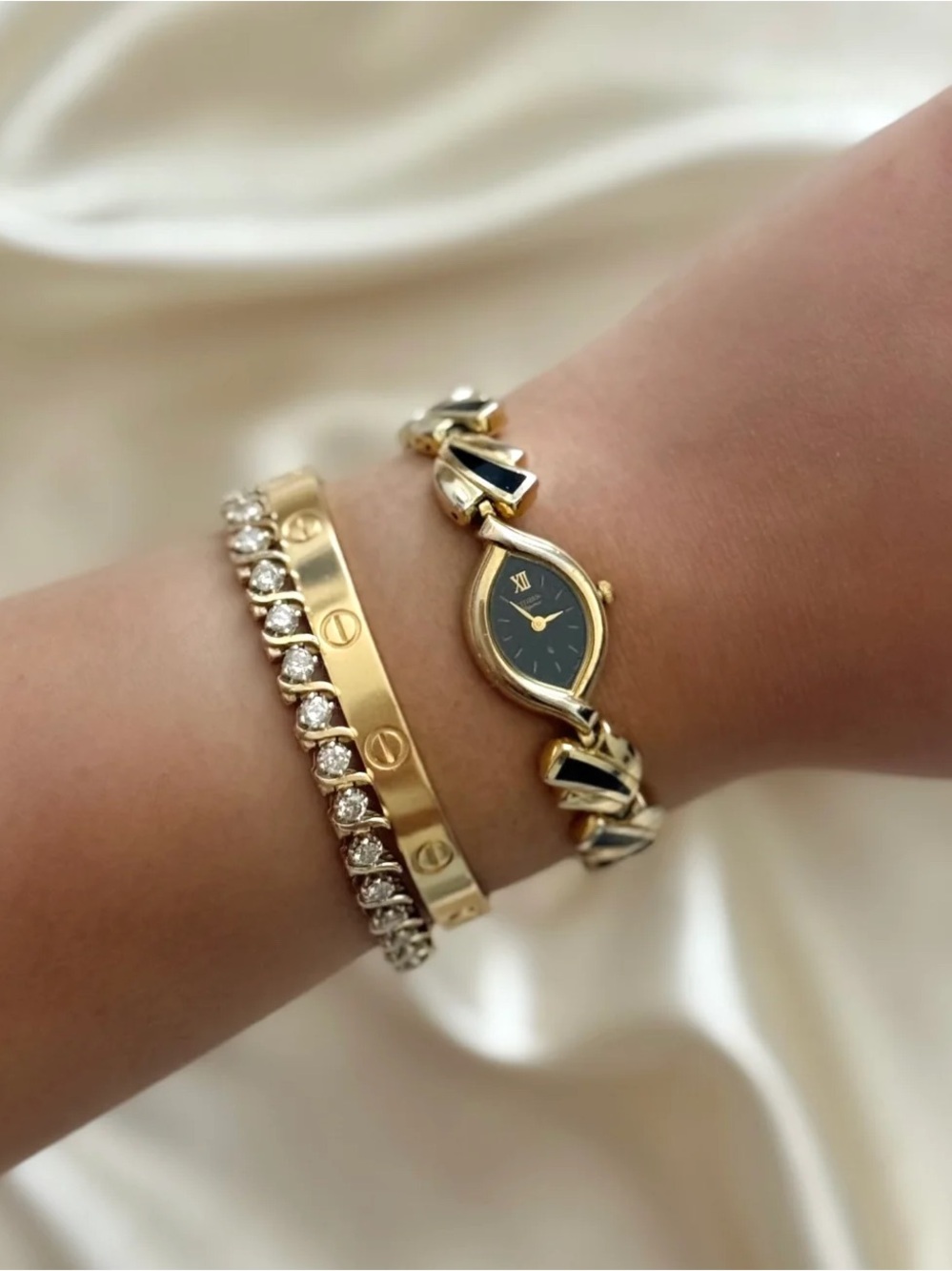 AUTHENTIC VINTAGE CITIZEN ONYX DAINTY WATCH